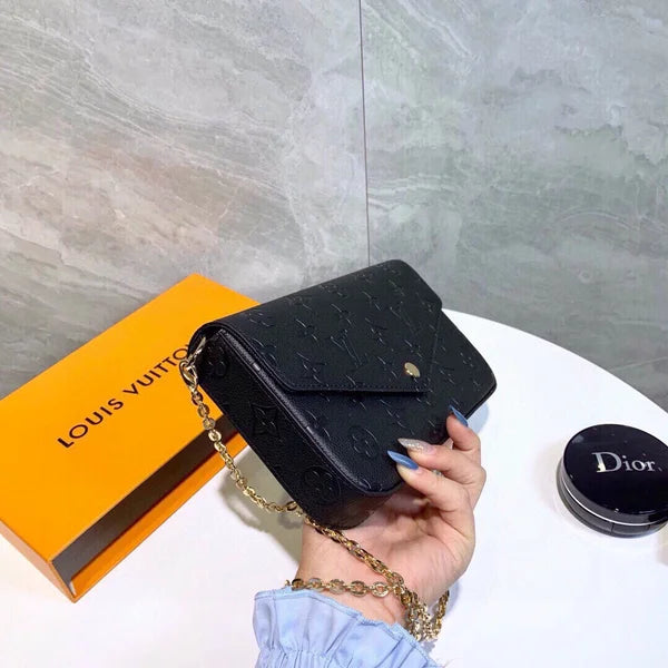 Crossbody com corrente de envelope com monograma vintage