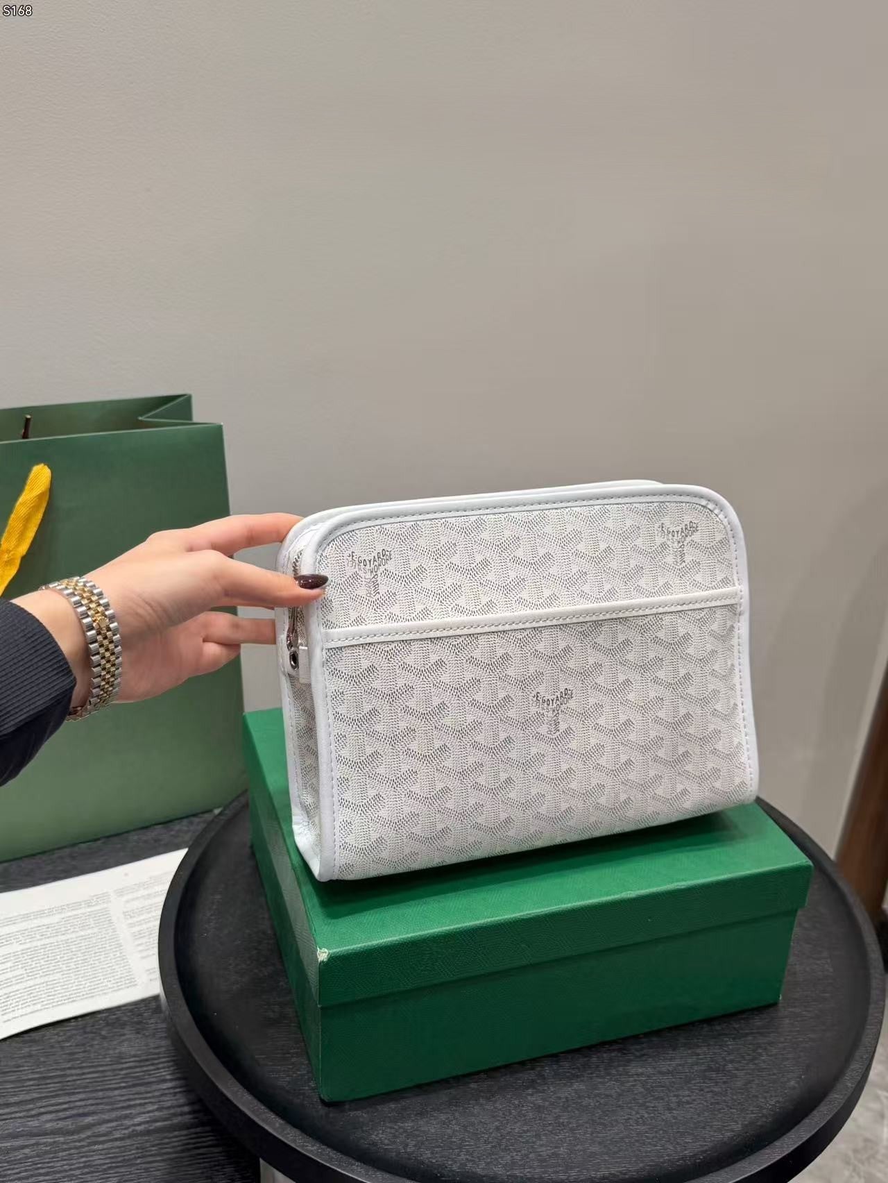 Απαραίτητη τσάντα clutch για άνδρες