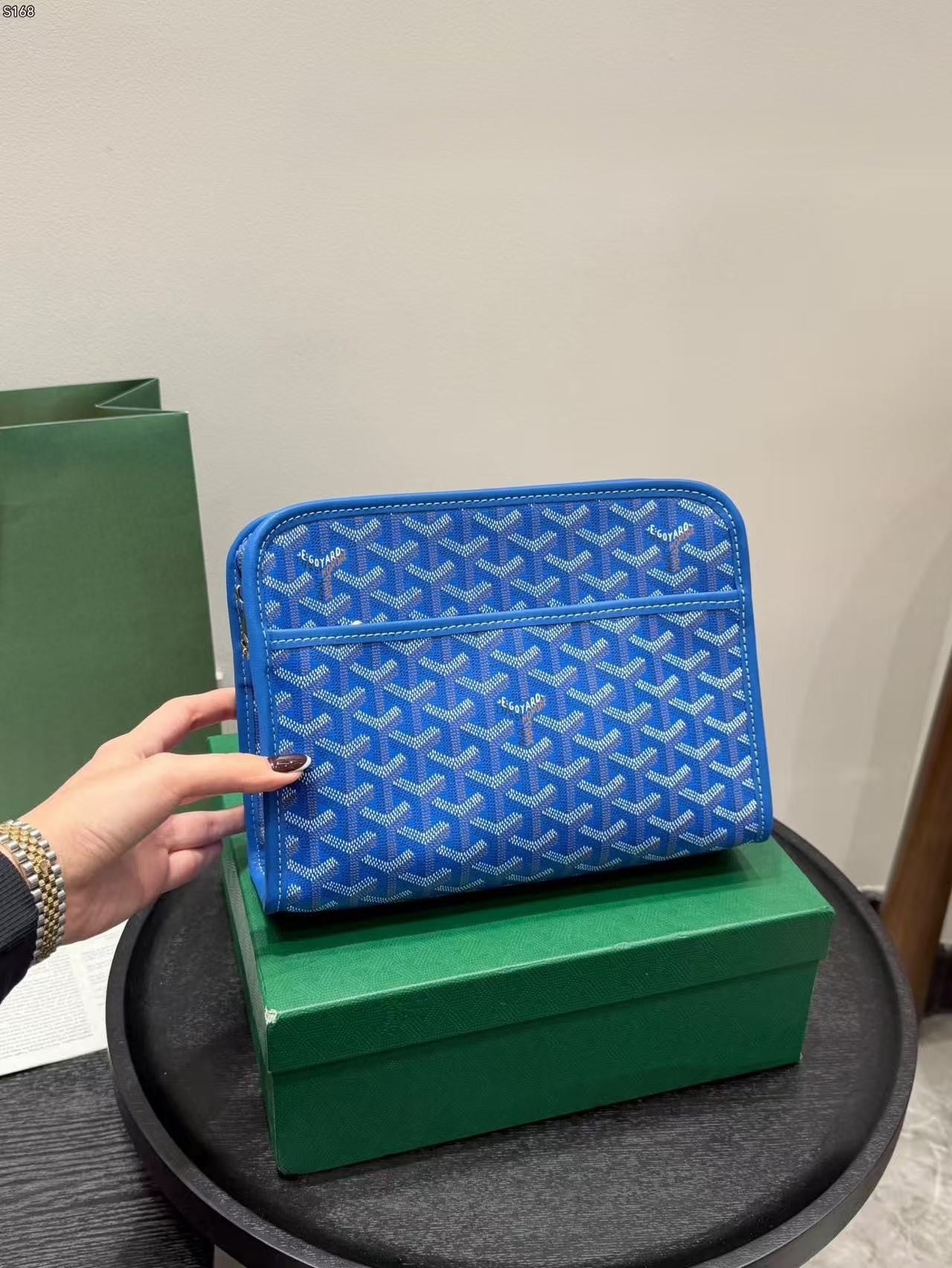Απαραίτητη τσάντα clutch για άνδρες
