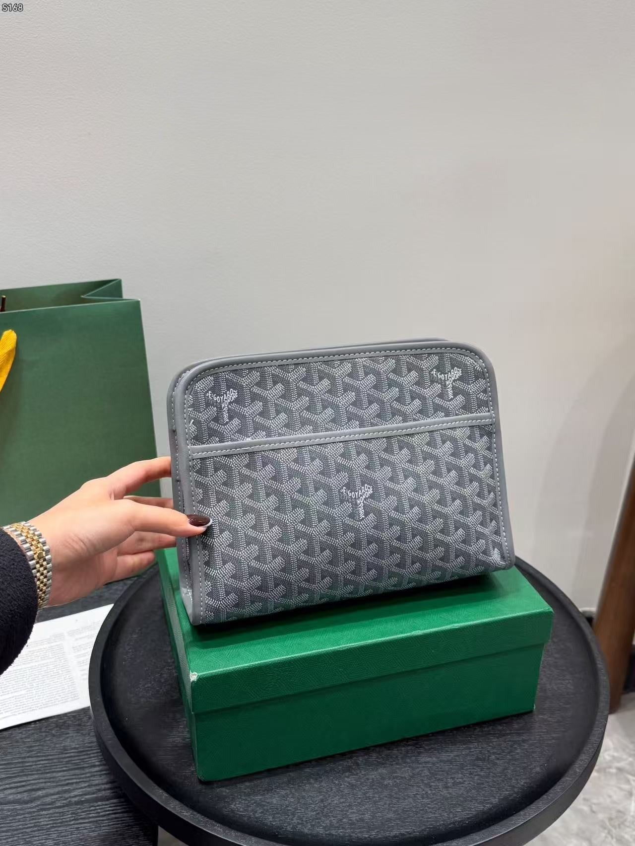 Απαραίτητη τσάντα clutch για άνδρες