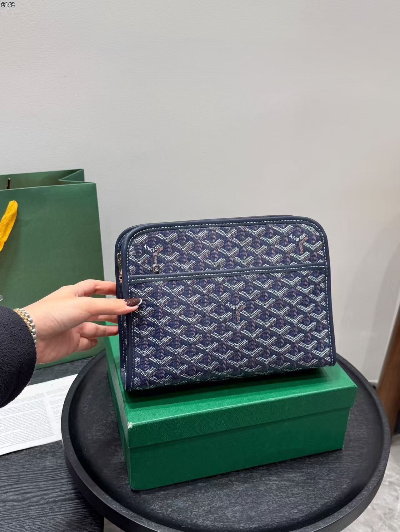Απαραίτητη τσάντα clutch για άνδρες