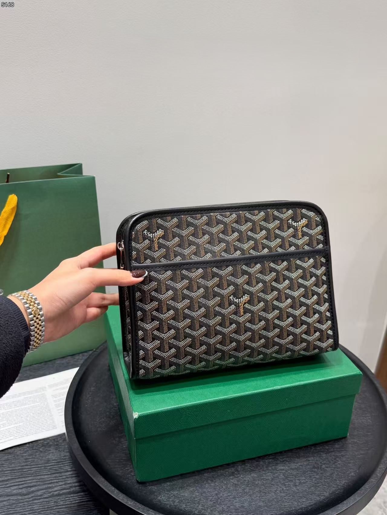Απαραίτητη τσάντα clutch για άνδρες