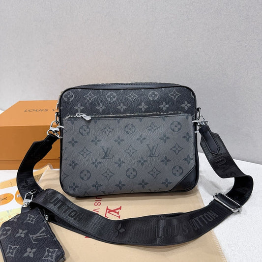 Bolso bandolera clásico con monogramas: un imprescindible de moda 011