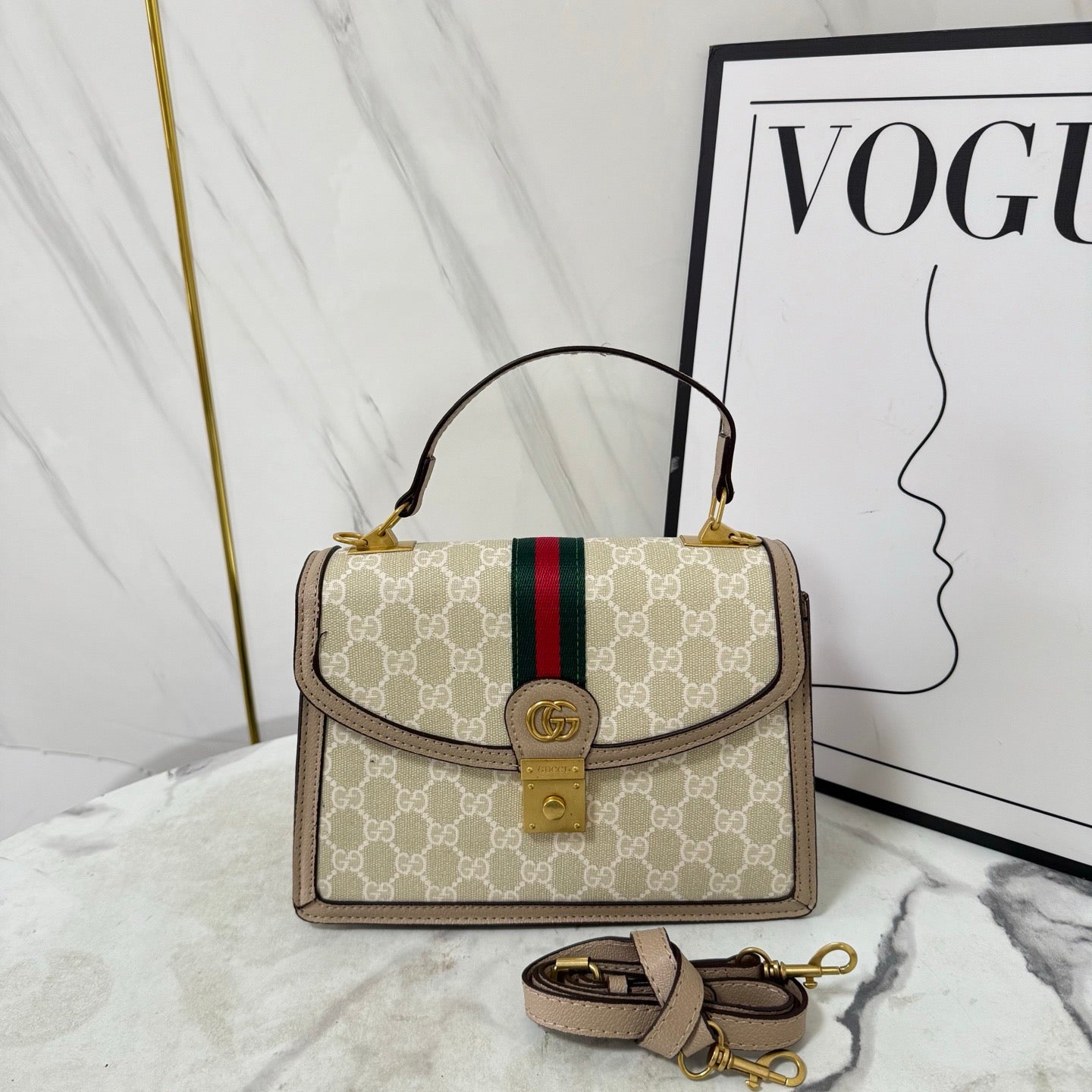 Bolsa luxuosa de couro com monograma