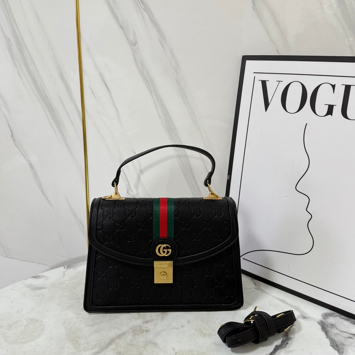Bolsa luxuosa de couro com monograma