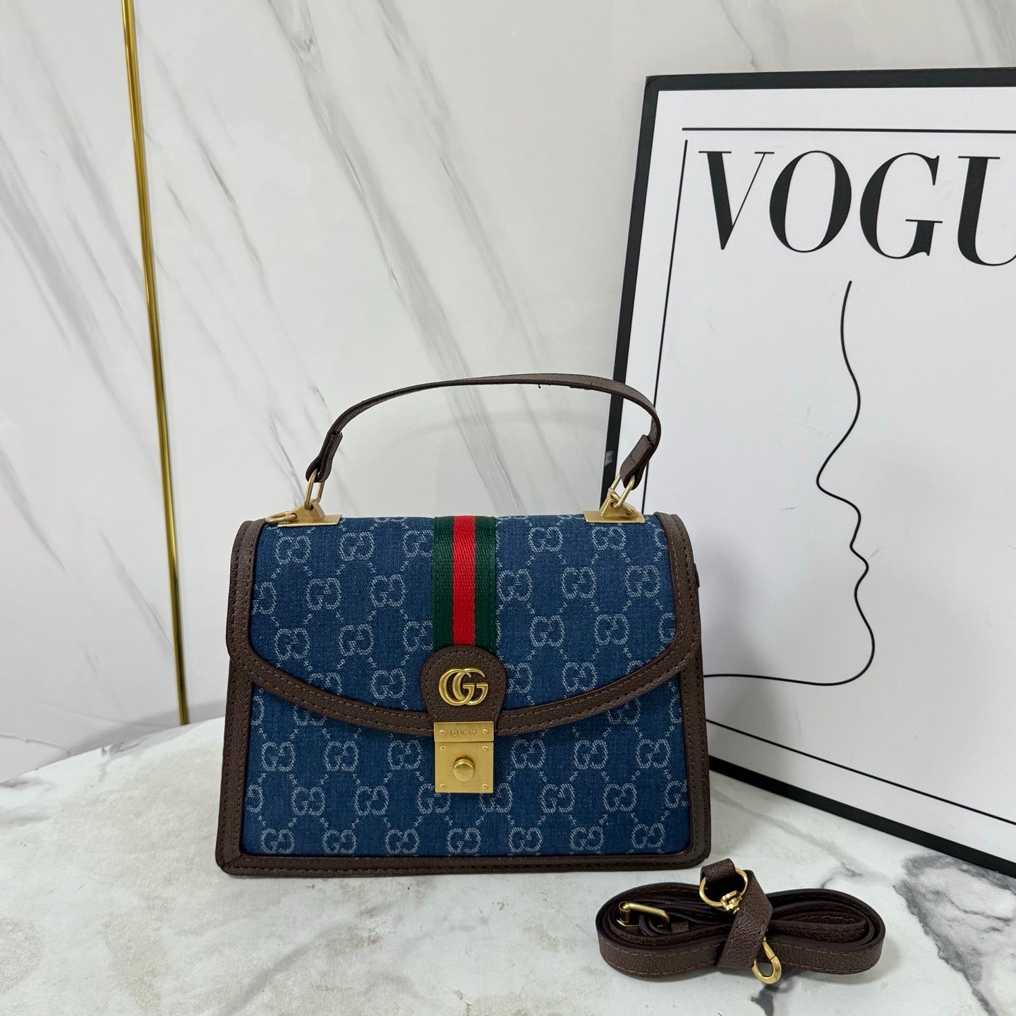 Bolsa luxuosa de couro com monograma