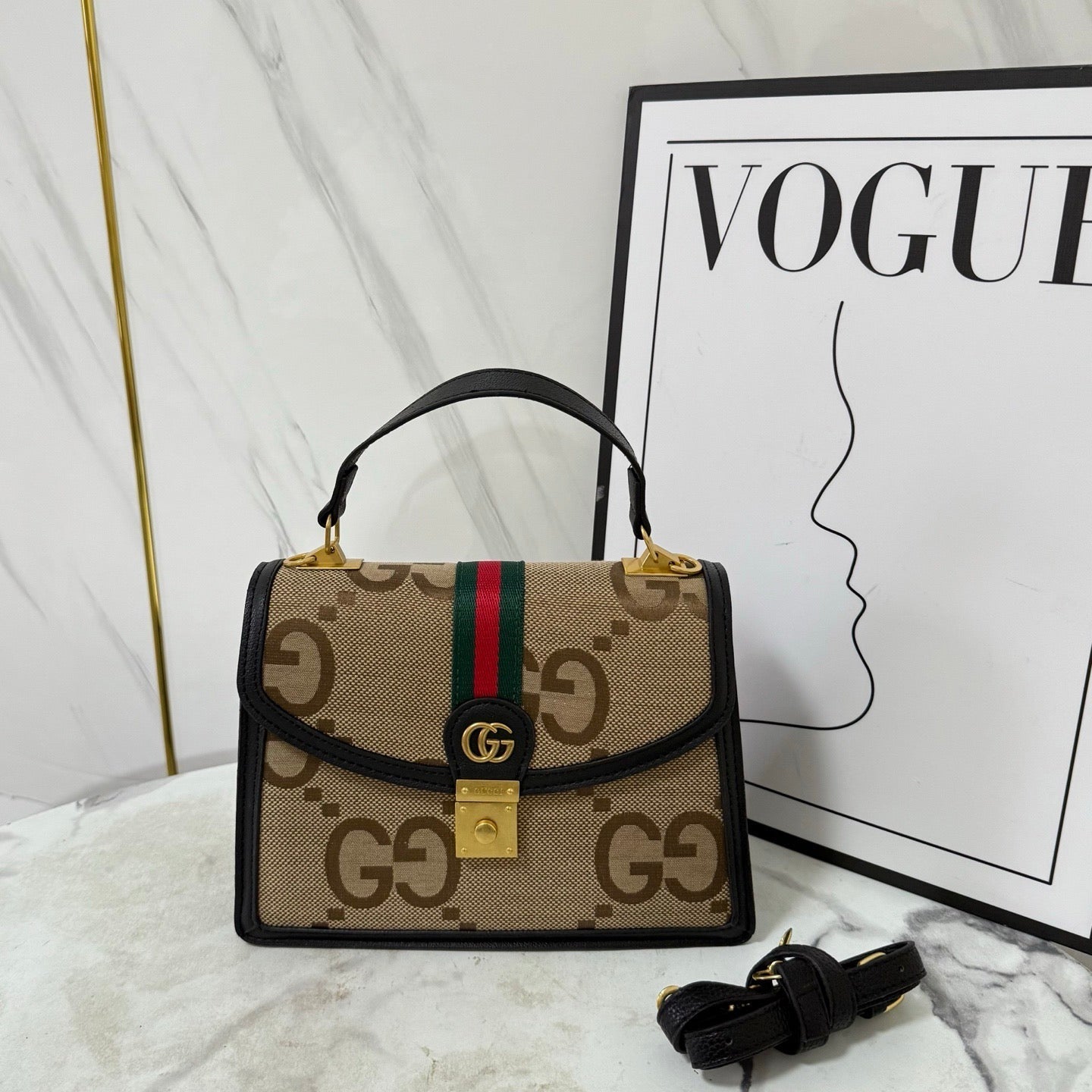 Bolsa luxuosa de couro com monograma
