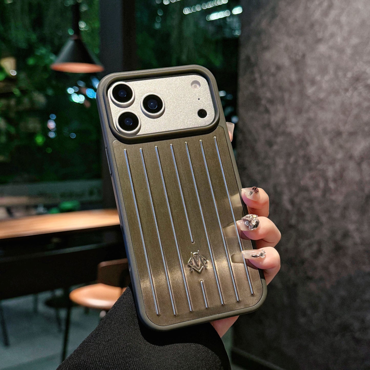 Funda para iPhone con armadura metálica acanalada: protección elegante inspirada en los viajes