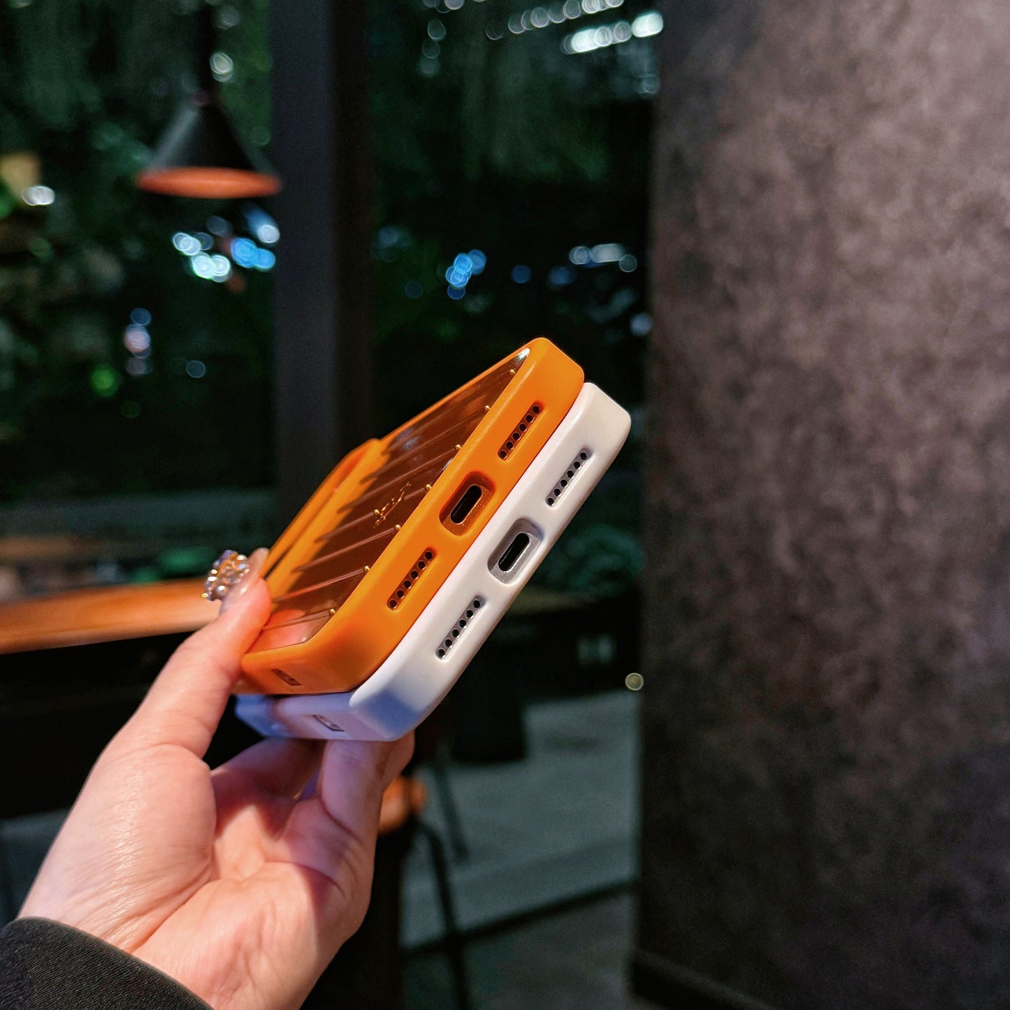 Funda para iPhone con armadura metálica acanalada: protección elegante inspirada en los viajes