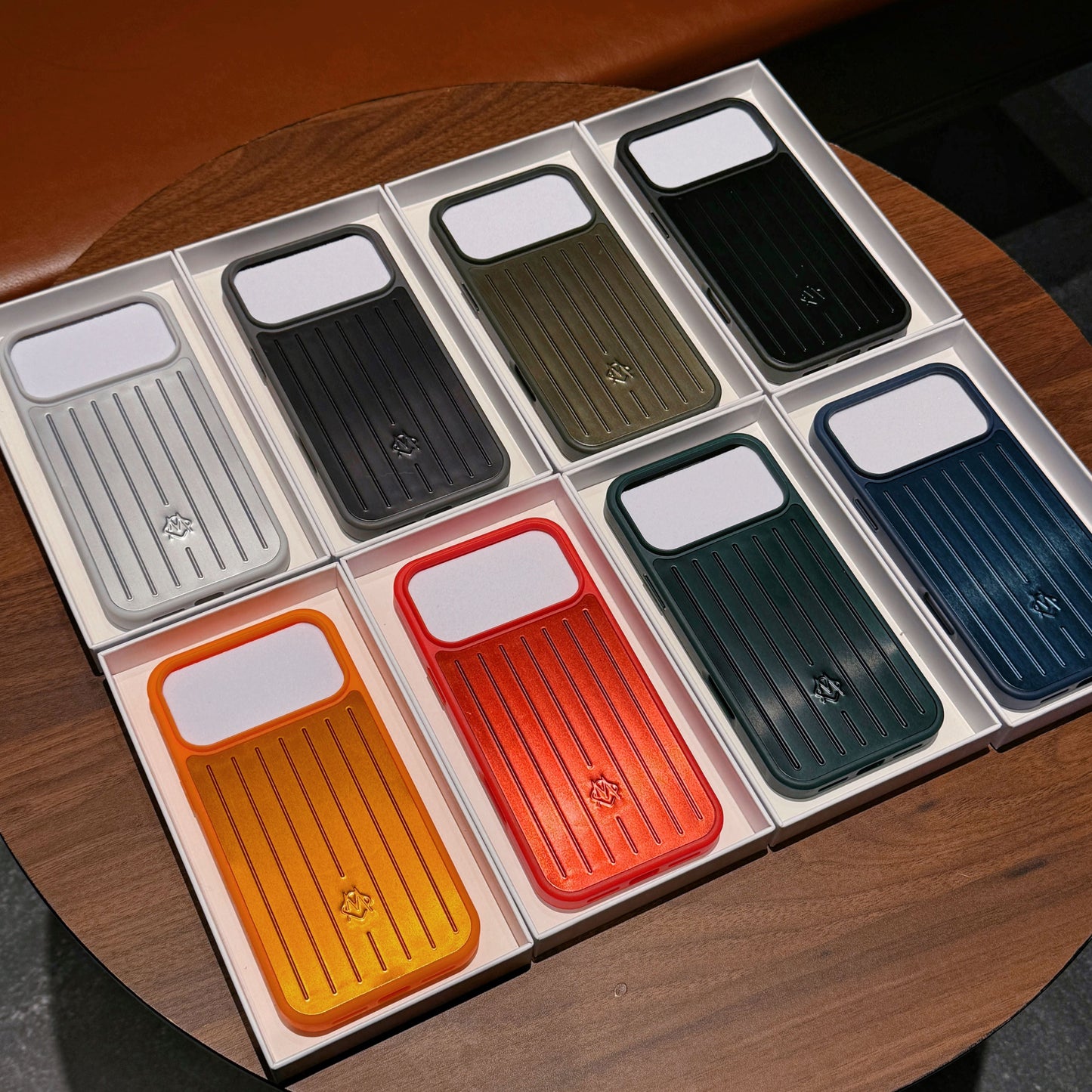 Funda para iPhone con armadura metálica acanalada: protección elegante inspirada en los viajes