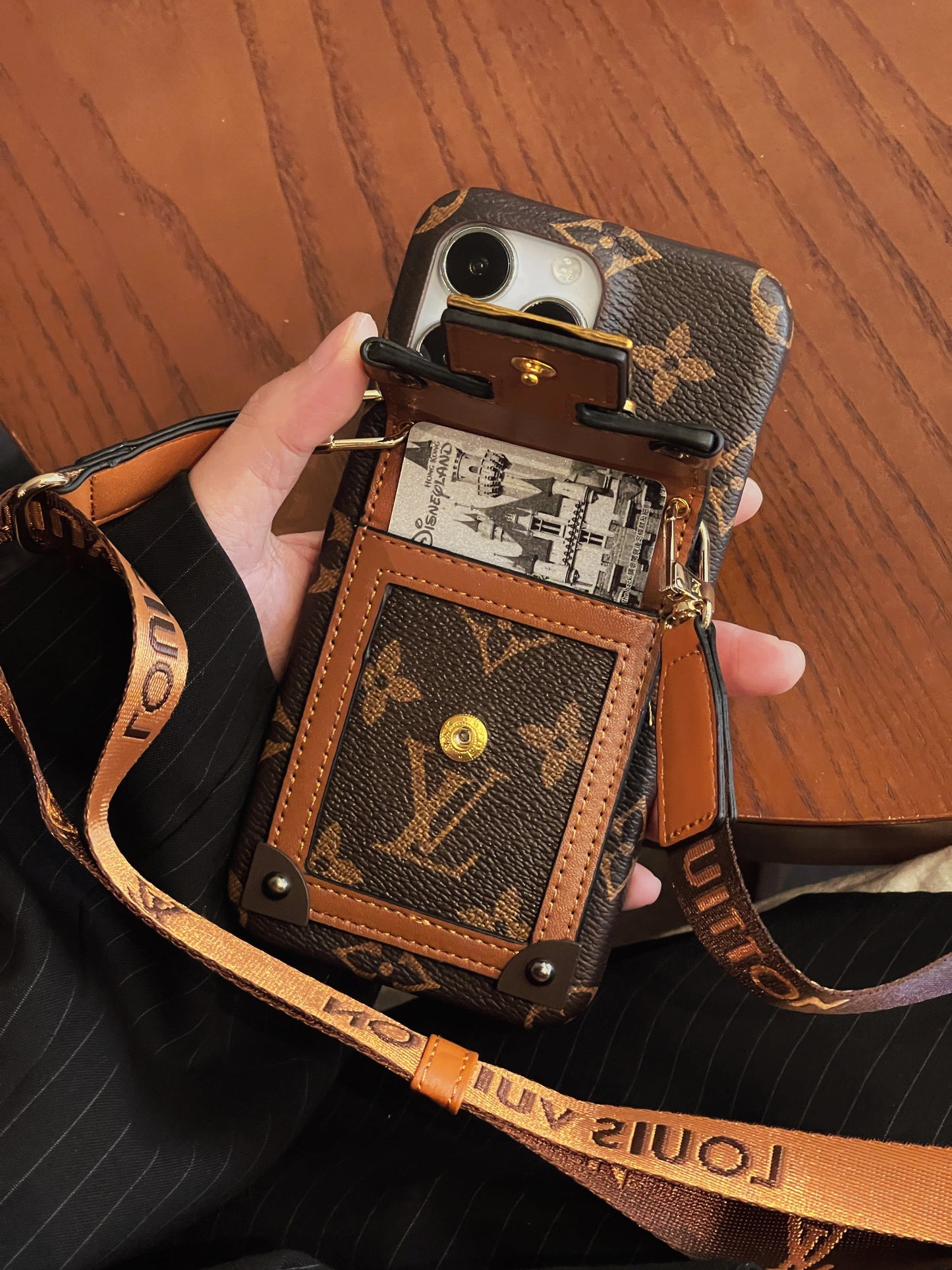 Capa luxuosa para iPhone com corrente porta-cartões