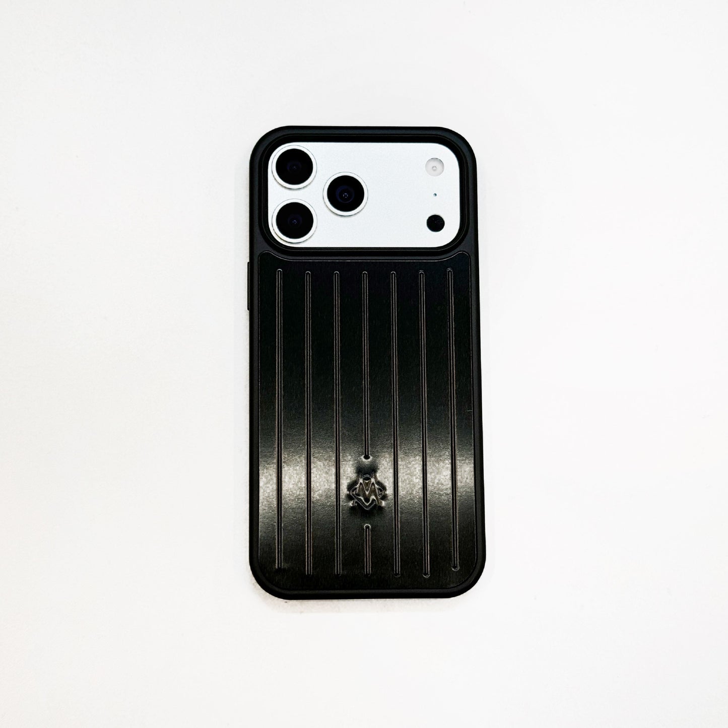 Funda para iPhone con armadura metálica acanalada: protección elegante inspirada en los viajes