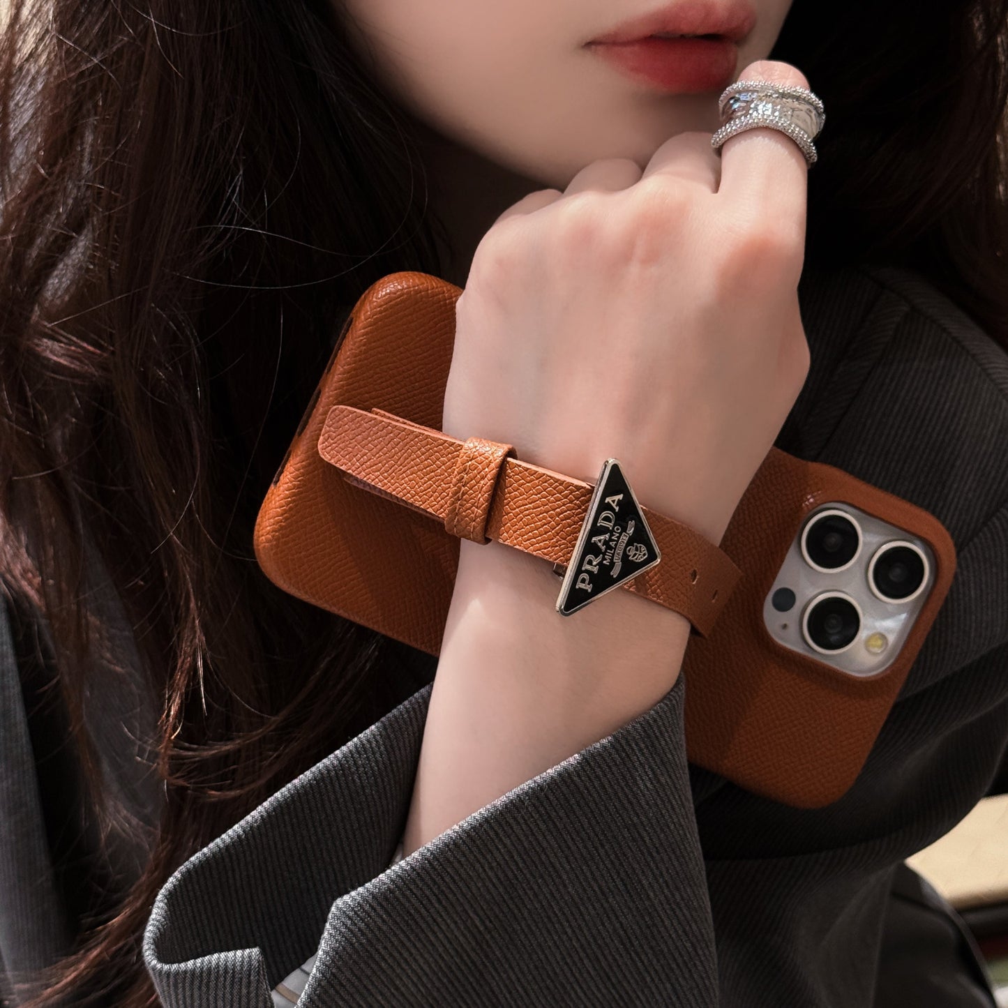 Funda de lujo para iPhone con asa de cuero