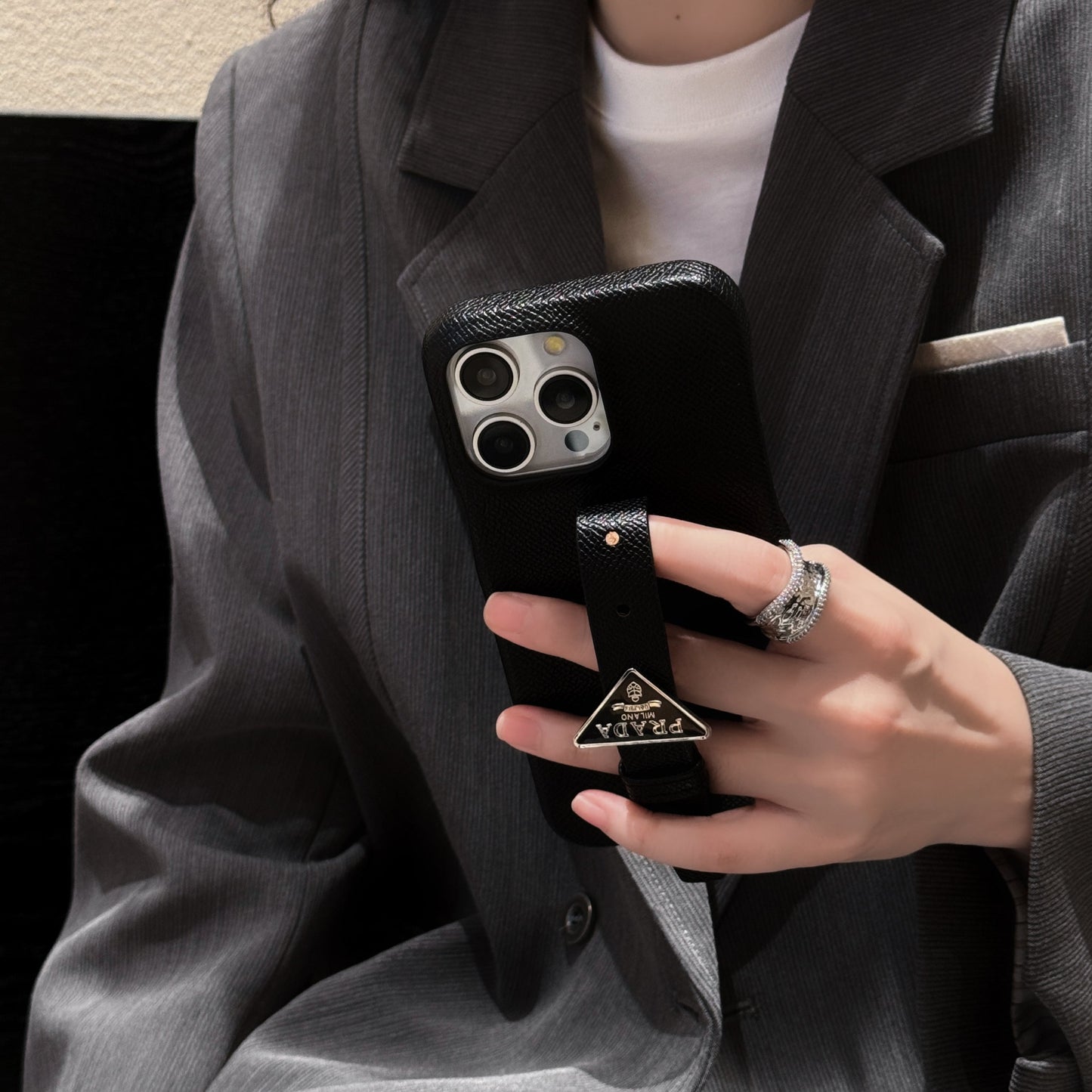 Funda de lujo para iPhone con asa de cuero