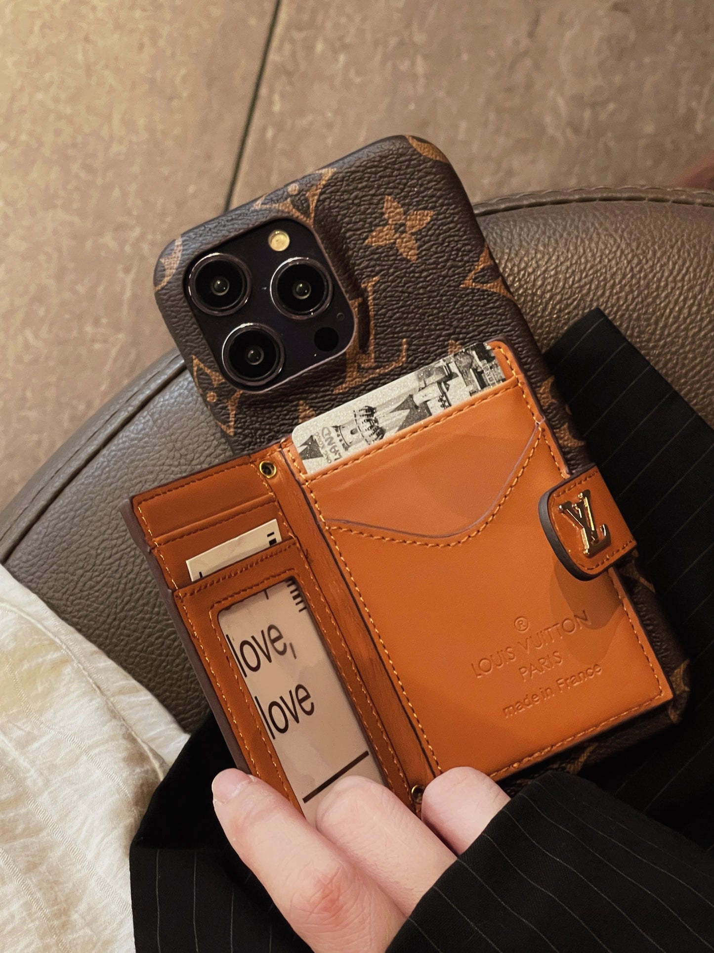 Capa luxuosa para iPhone com corrente porta-cartões