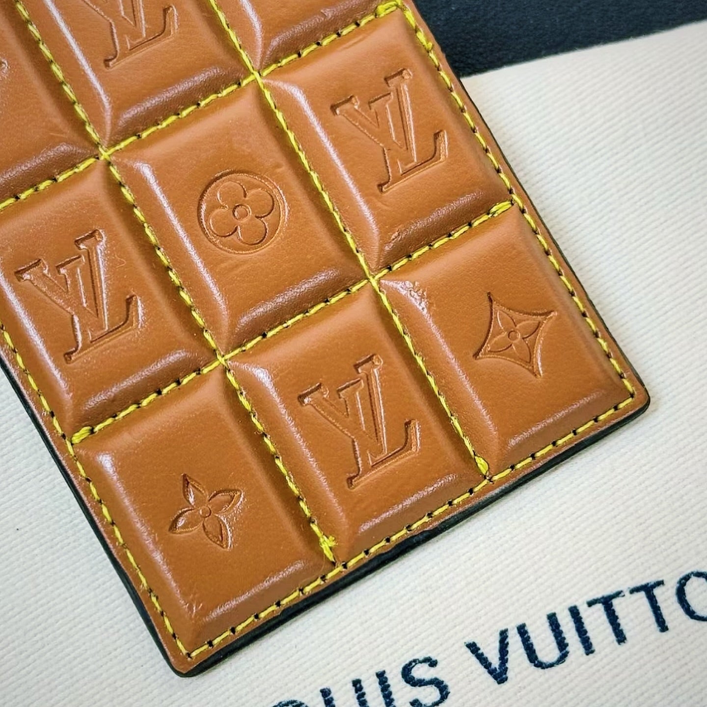 Prošívaná kožená klíčenka v čokoládovém stylu