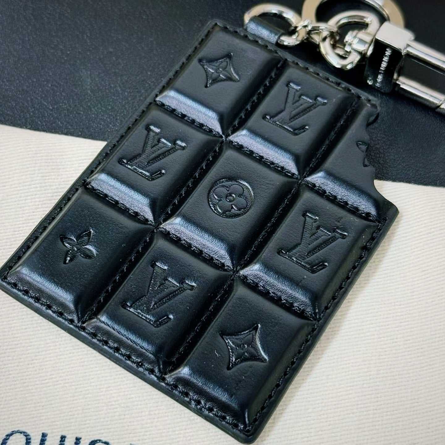 Prošívaná kožená klíčenka v čokoládovém stylu