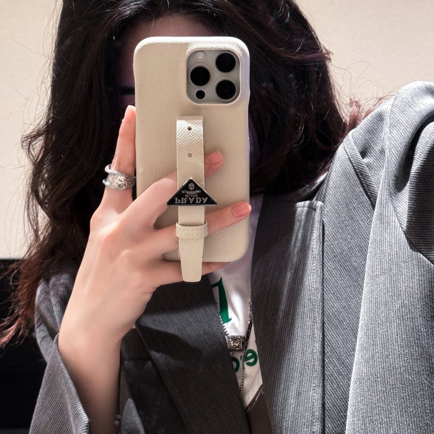 Funda de lujo para iPhone con asa de cuero