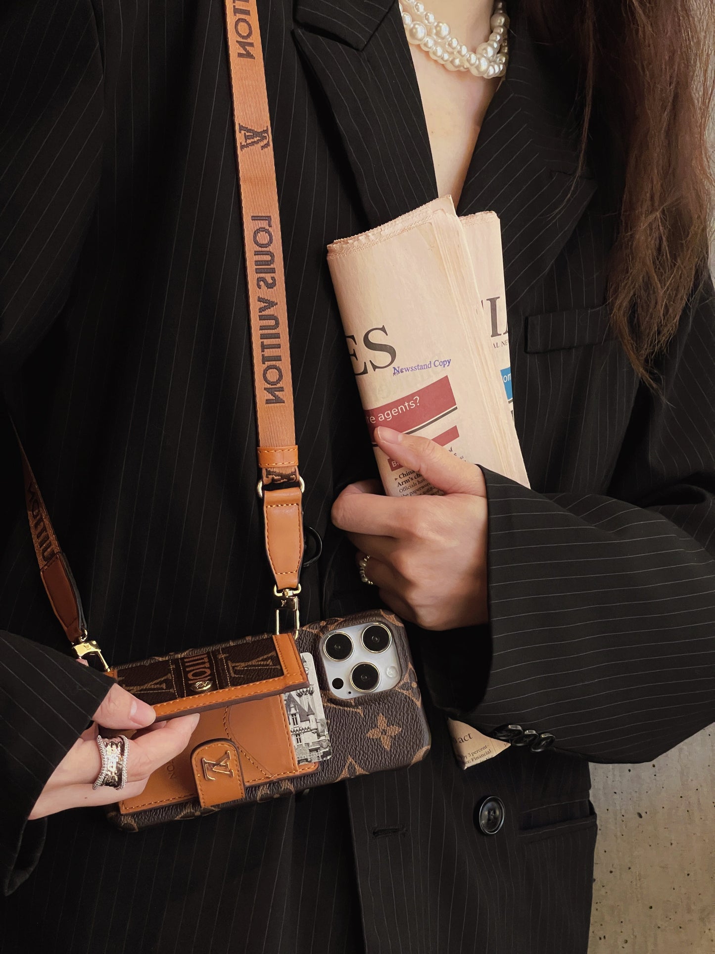 Capa luxuosa para iPhone com corrente porta-cartões