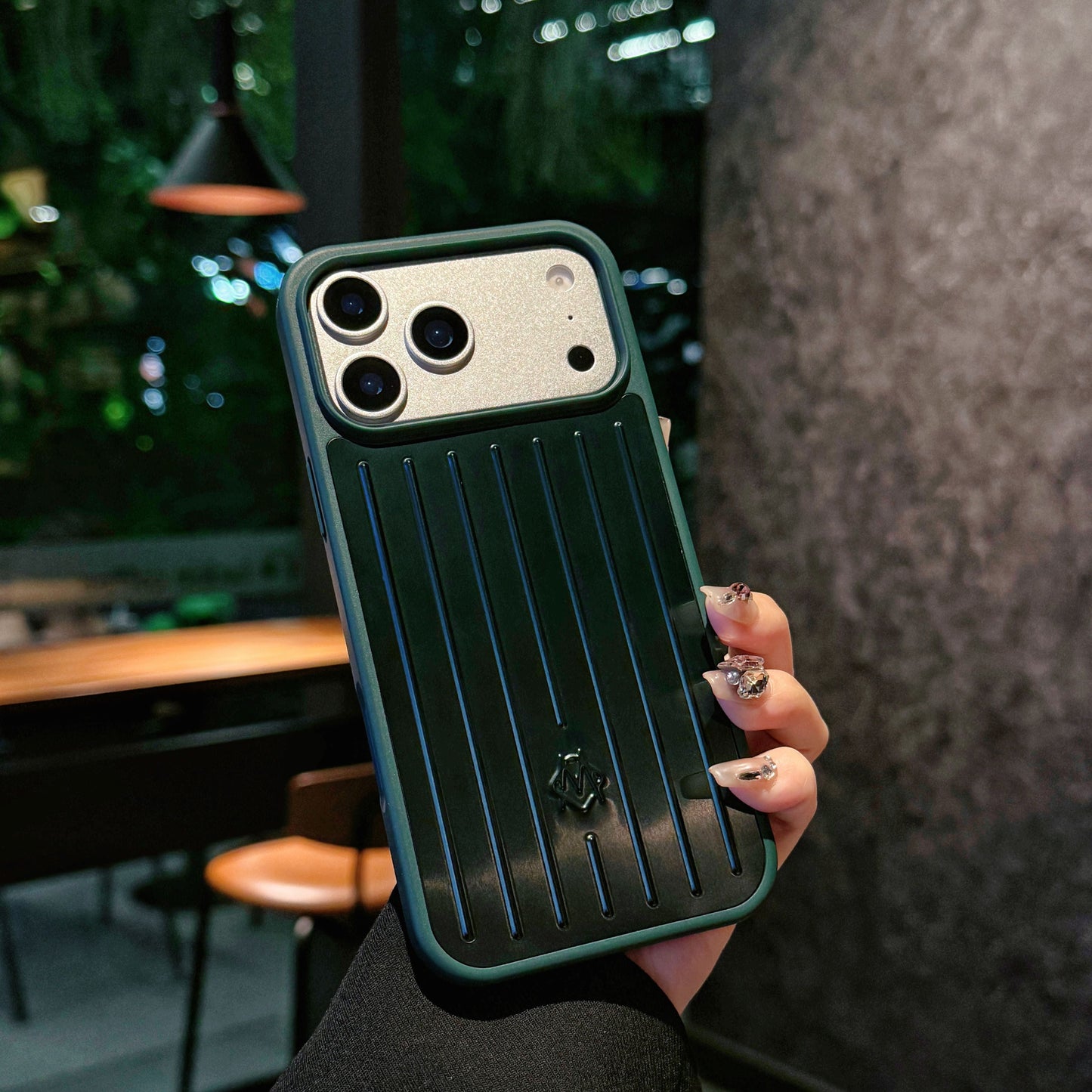 Funda para iPhone con armadura metálica acanalada: protección elegante inspirada en los viajes
