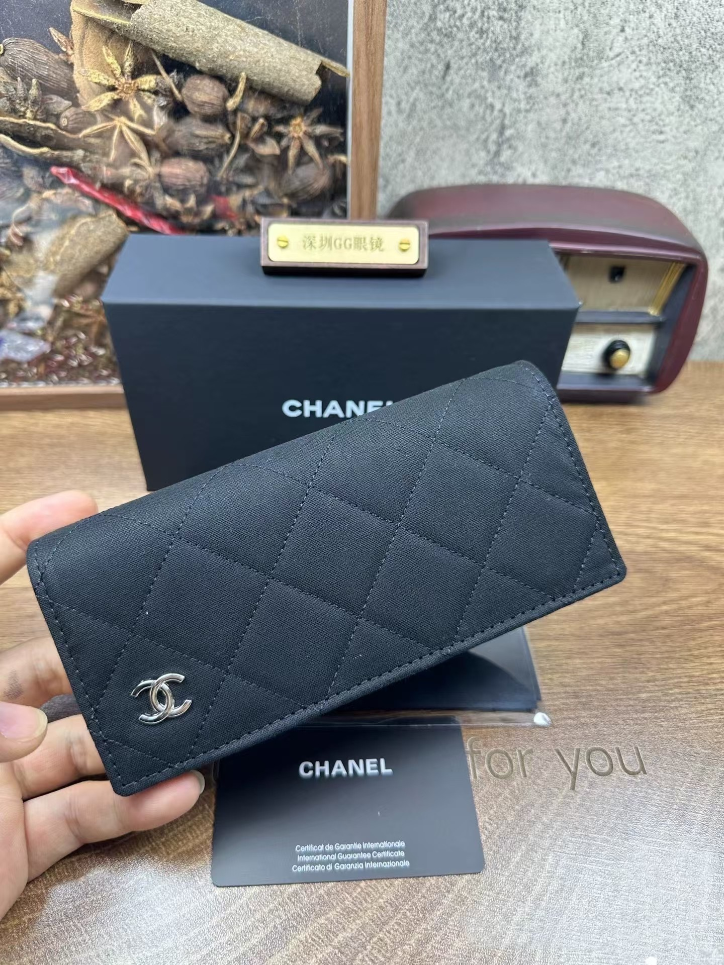 Estuche clásico para anteojos con patrón de celosía de diamantes y detalles en metal