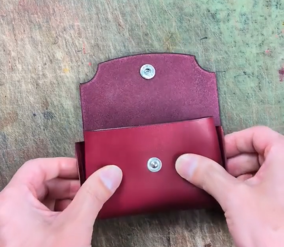 手作りのフルグレインレザースナップウォレット