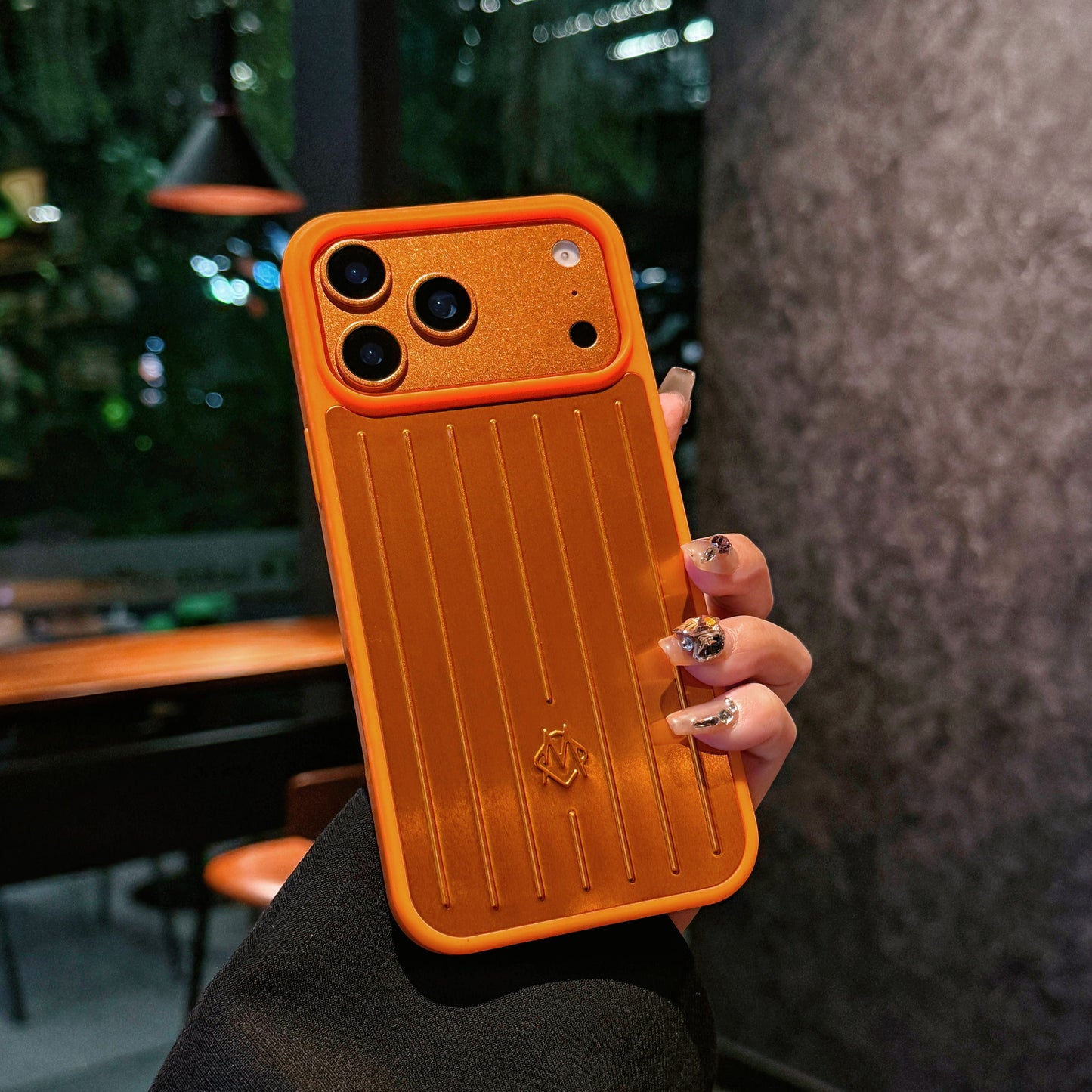 Funda para iPhone con armadura metálica acanalada: protección elegante inspirada en los viajes