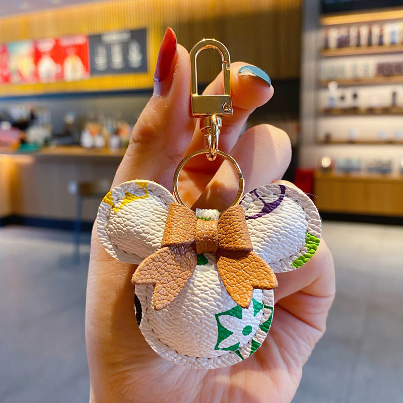 Luxus Mickey kulcstartó – műbőr & Fur Pom Charm