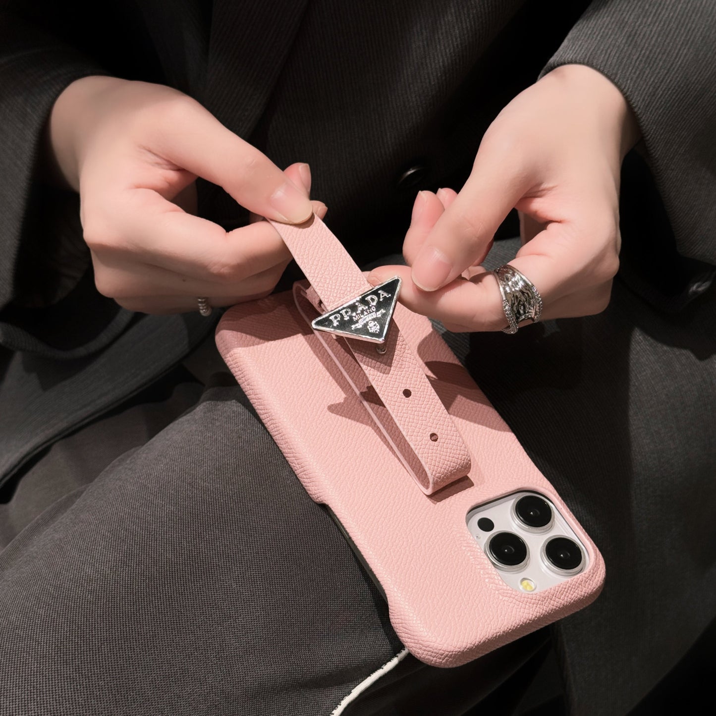 Funda de lujo para iPhone con asa de cuero