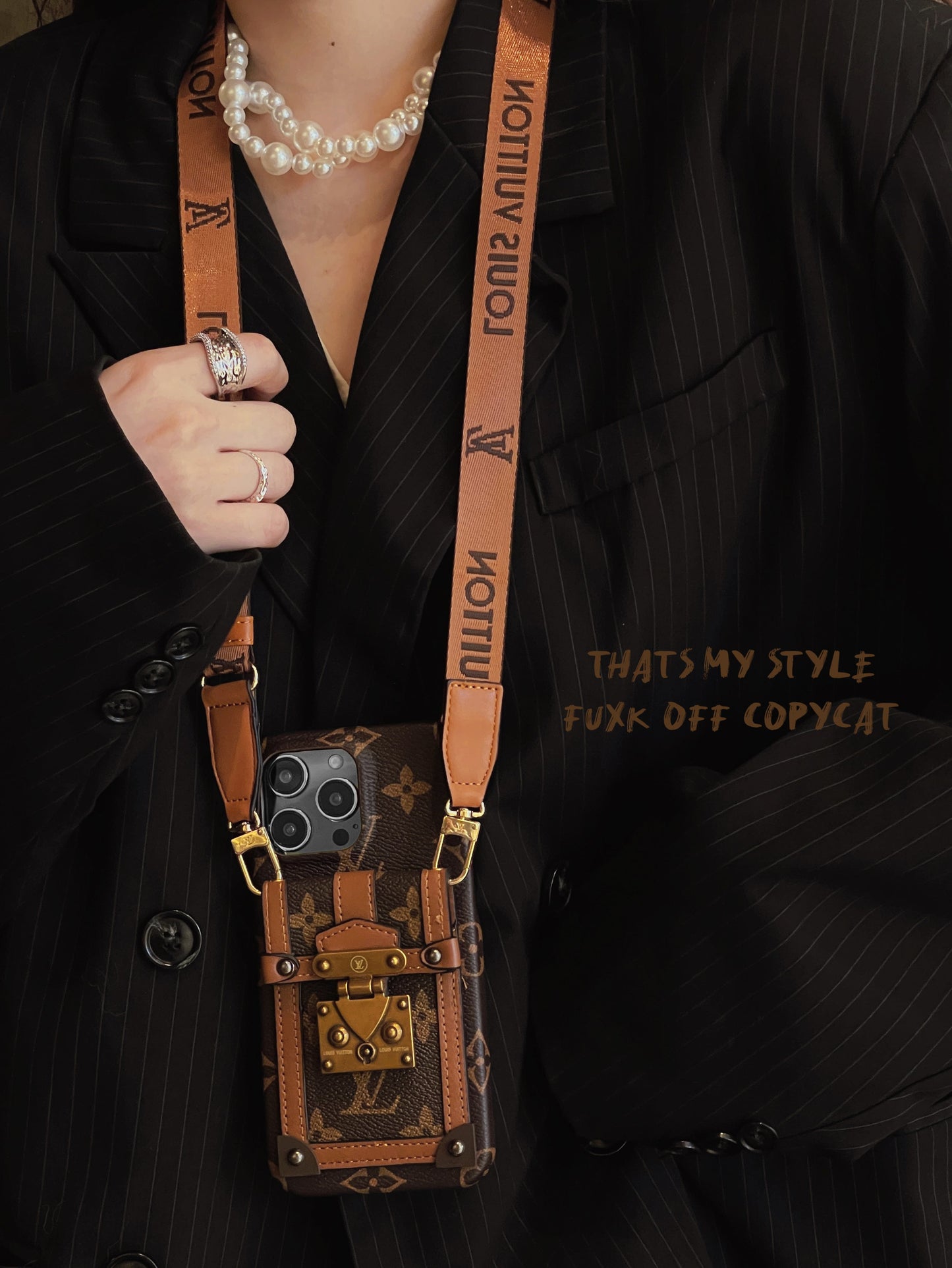 Capa luxuosa para iPhone com corrente porta-cartões