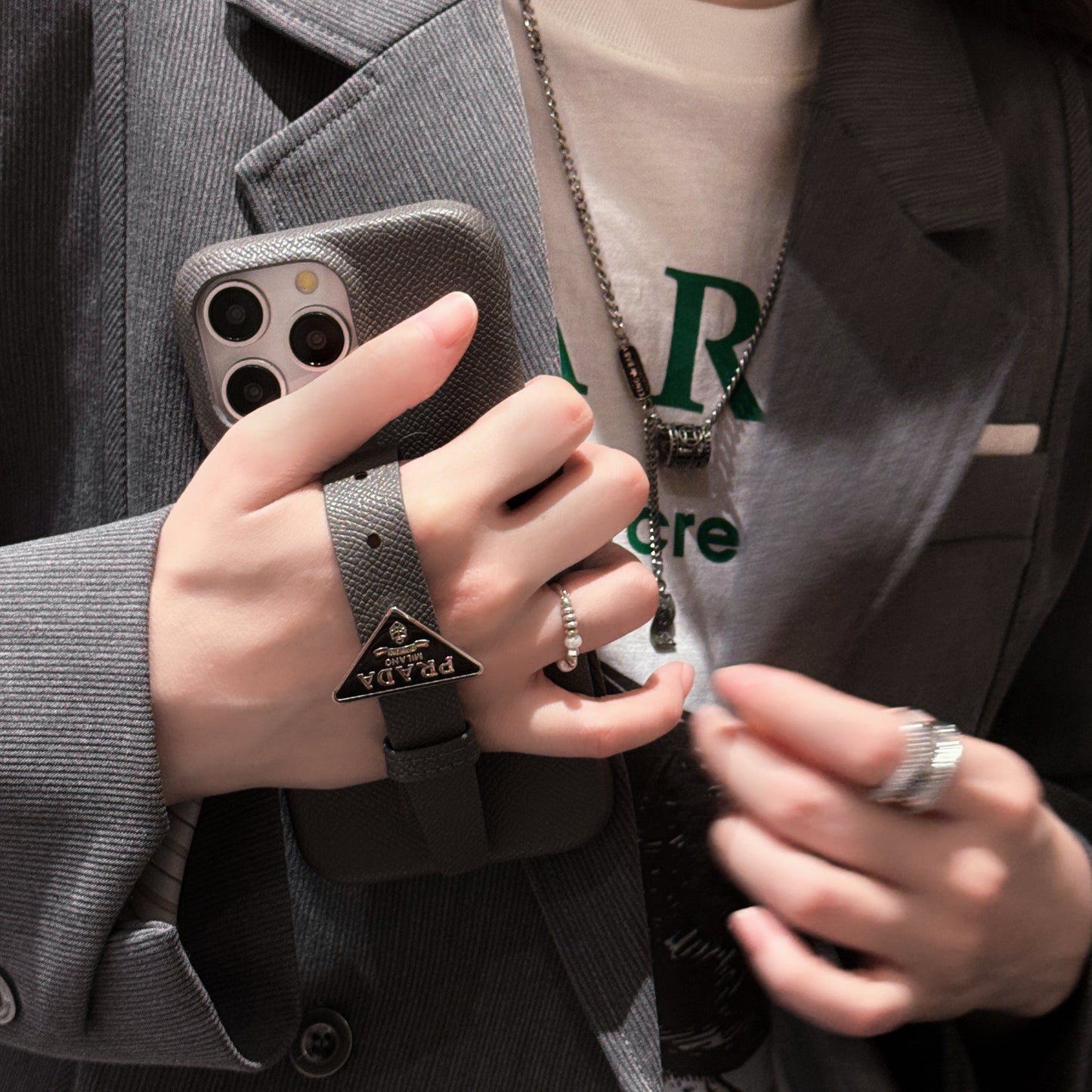Funda de lujo para iPhone con asa de cuero