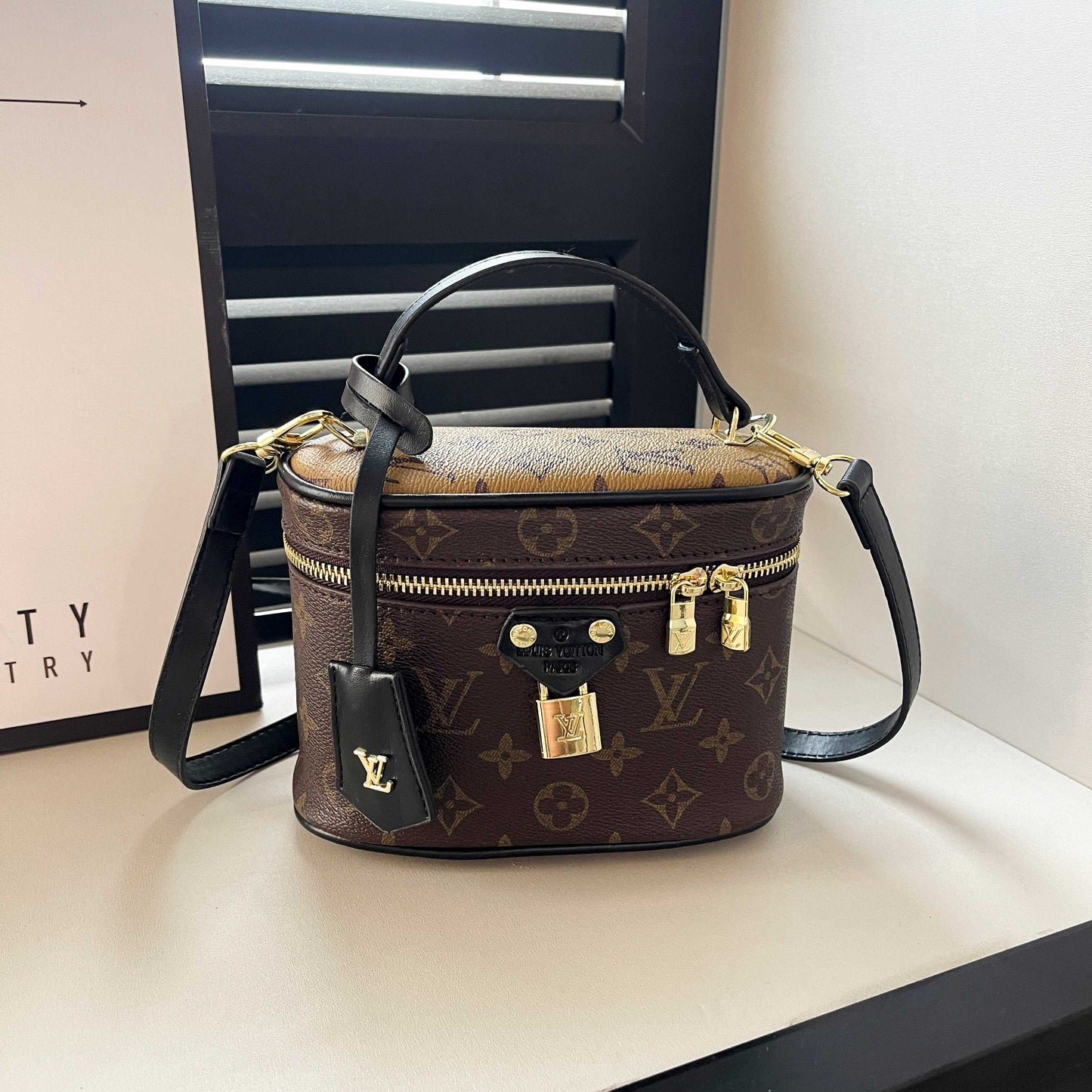 Τσάντα χειρός Vintage-Inspired Box – Elegant Monogram Tote Box