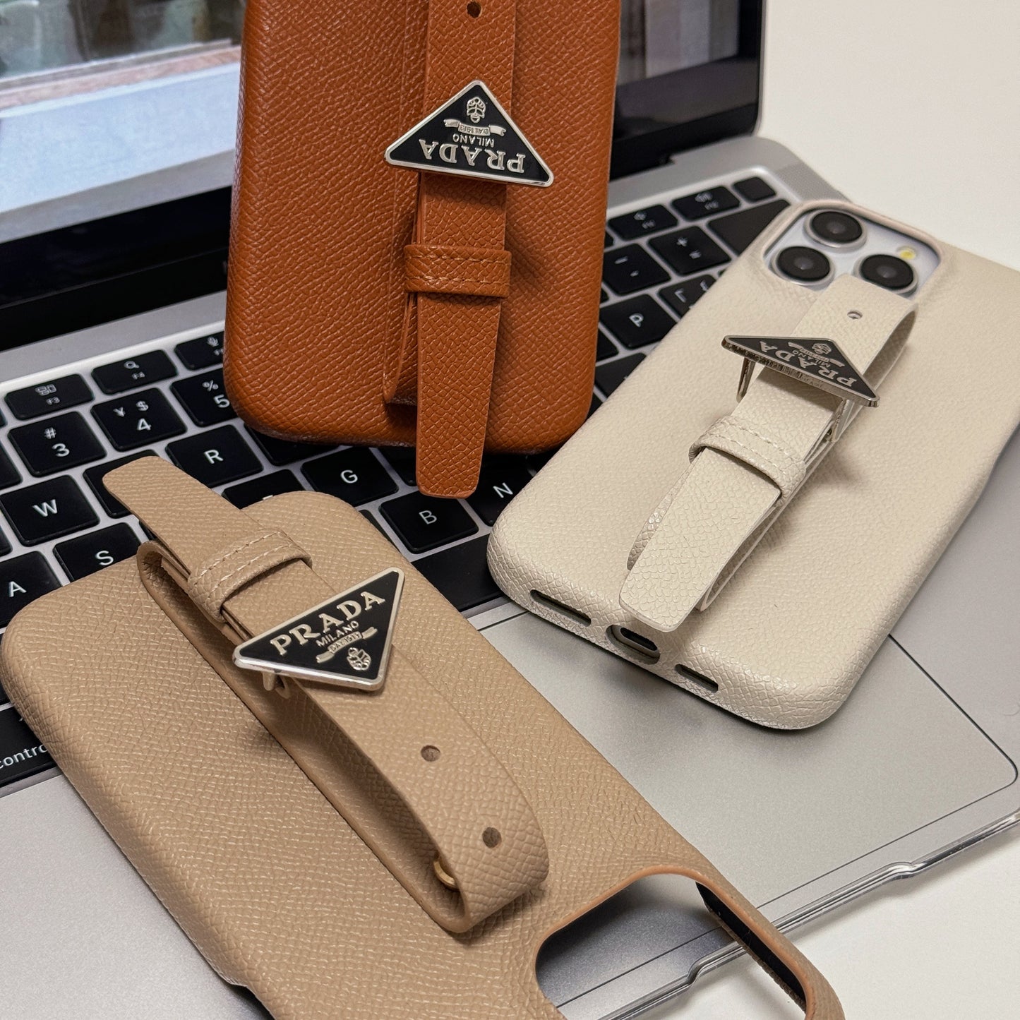 Funda de lujo para iPhone con asa de cuero