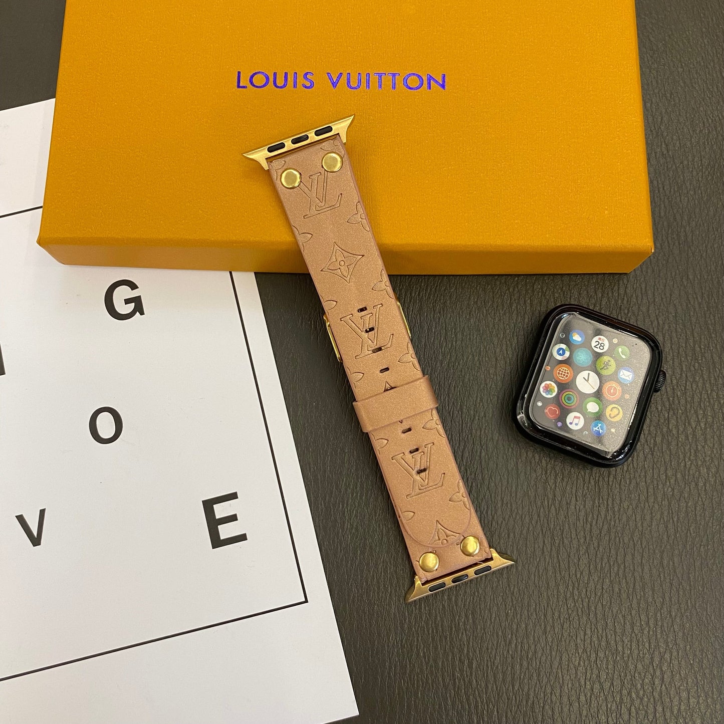 Βραχιόλι αλλαγής Apple avec διακόσμηση με πριτσίνια και μονόγραμμα και ανάγλυφο ΡΟΛΟΙ ΜΠΑΝΤΕΣ