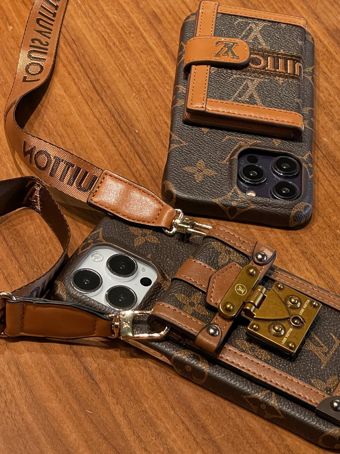 Capa luxuosa para iPhone com corrente porta-cartões