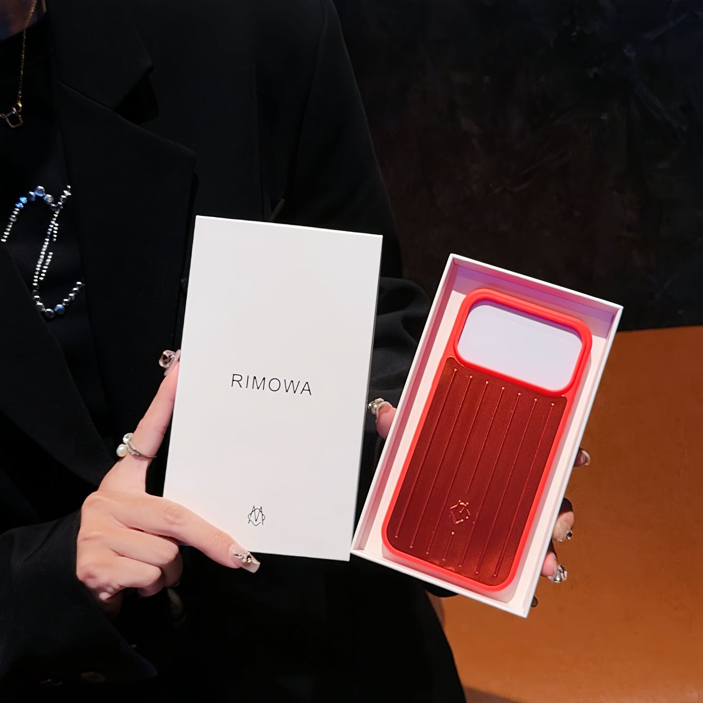 Funda para iPhone con armadura metálica acanalada: protección elegante inspirada en los viajes