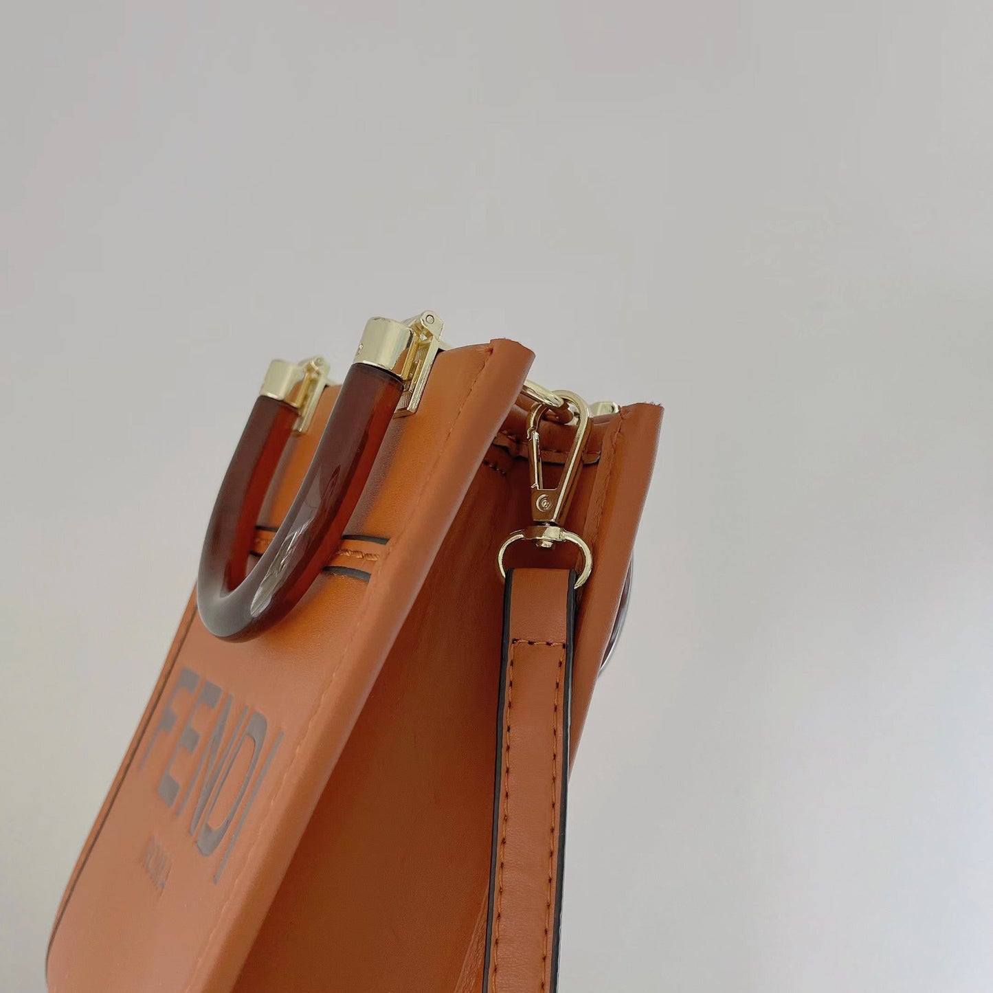 Mála Tote Clasaiceach Le Strap Crossbody