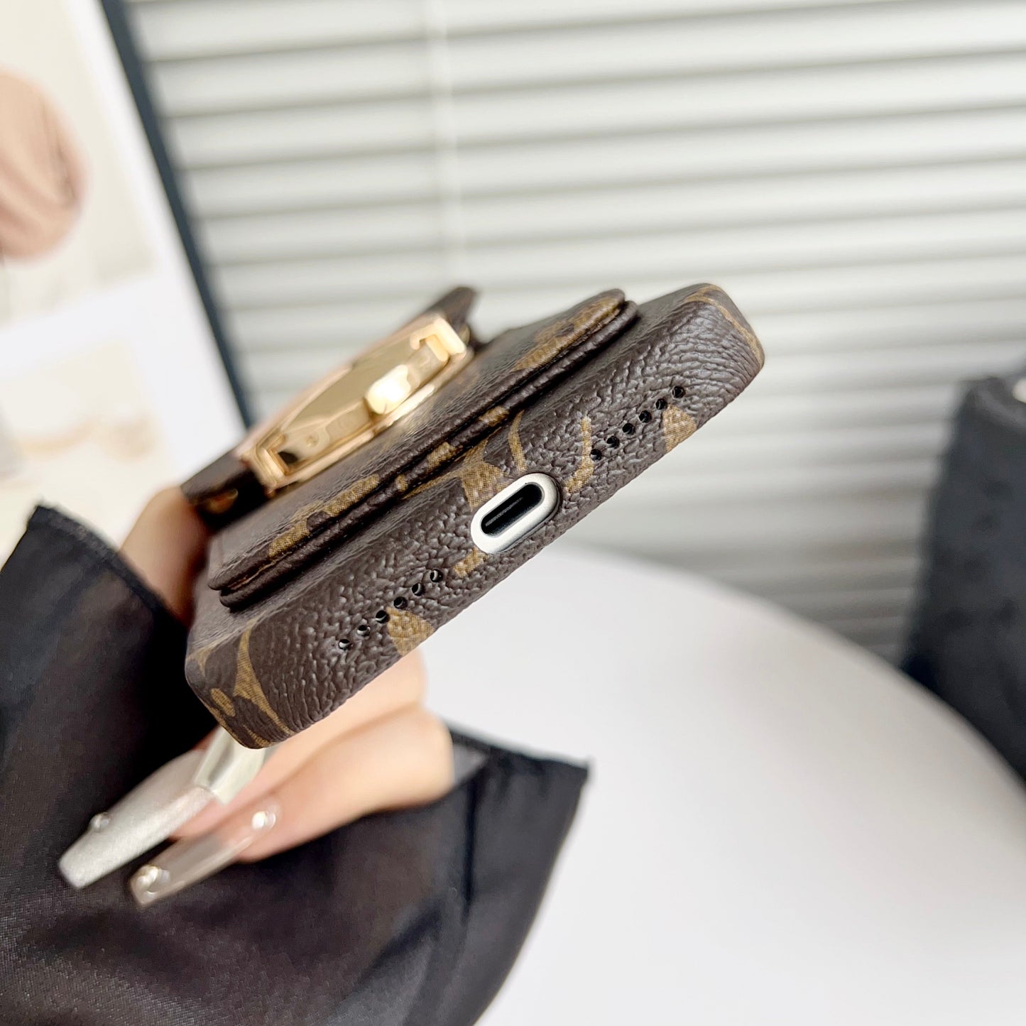 Cás iPhone Só Crossbody le Póca Cárta & Strap Inscortha