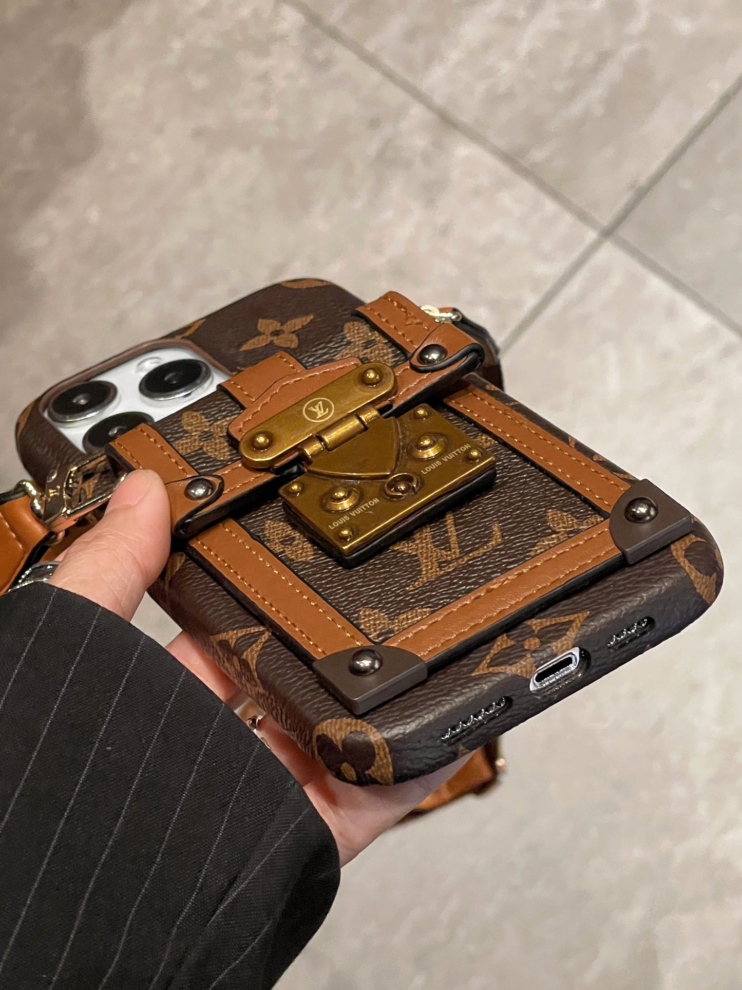 Capa luxuosa para iPhone com corrente porta-cartões