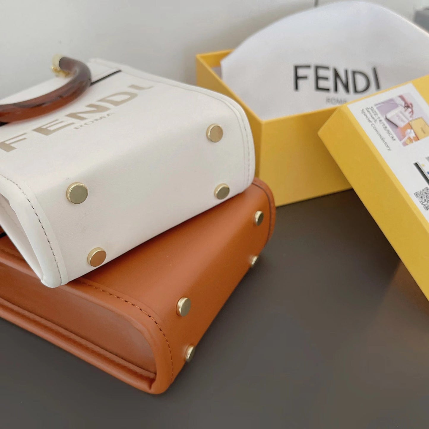 Mála Tote Clasaiceach Le Strap Crossbody