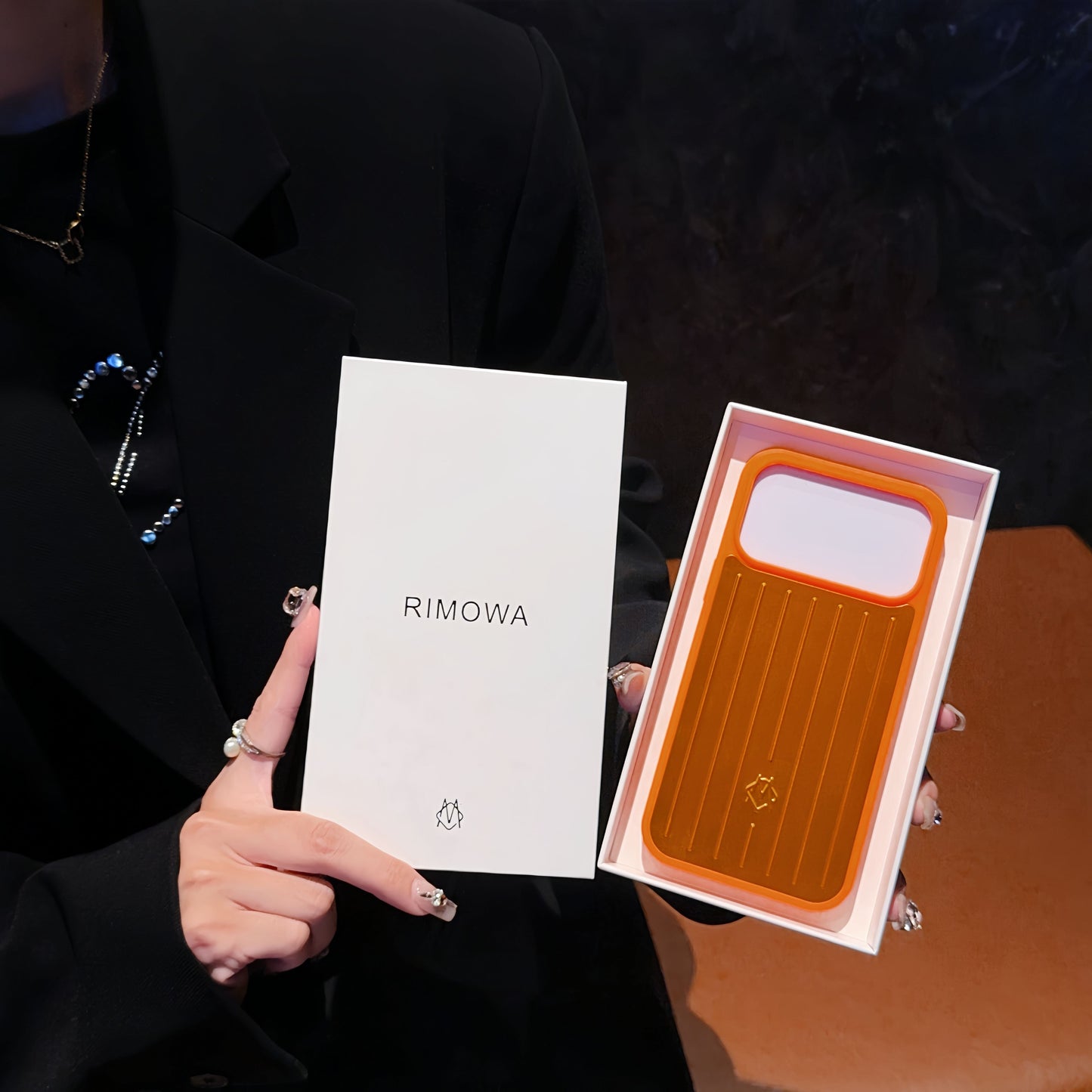 Funda para iPhone con armadura metálica acanalada: protección elegante inspirada en los viajes