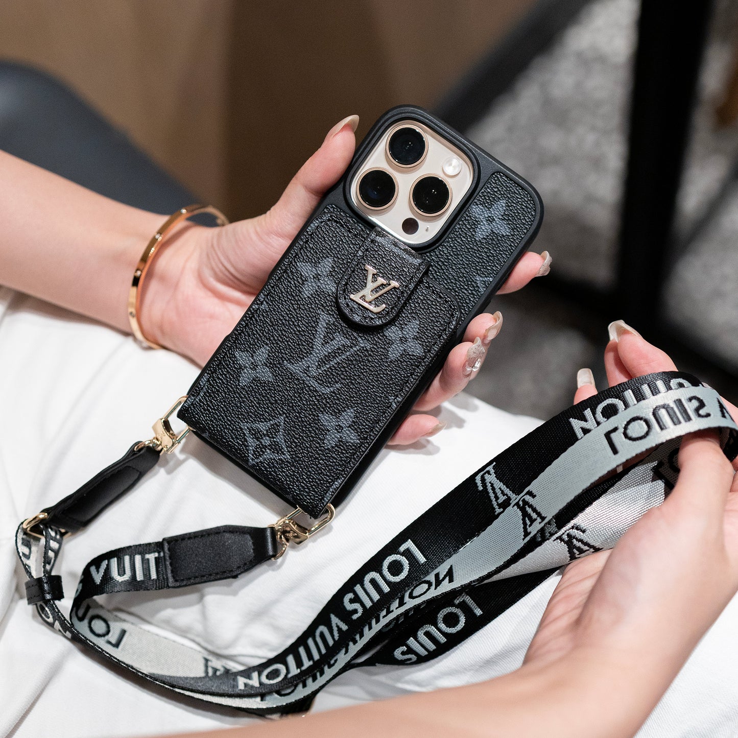 Ylellinen Crossbody iPhone -kuori korttipidikkeellä & hihnalla
