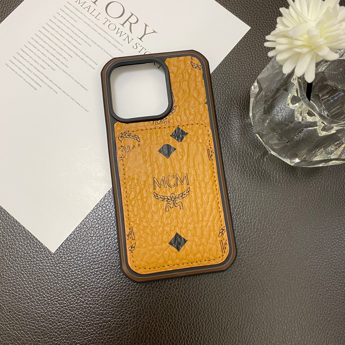 Cás MCM iPhone Le Sealbhóir Cárta Buí-MCK240603