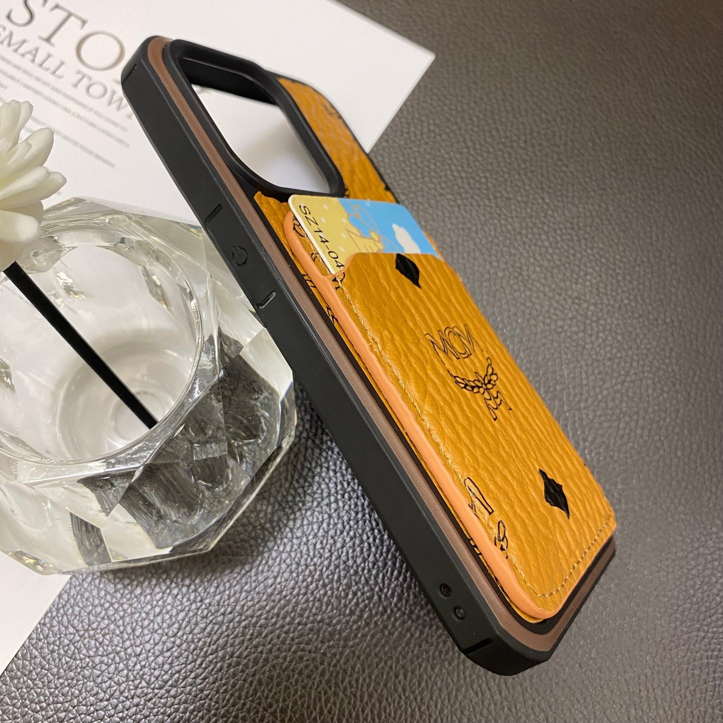 Cás MCM iPhone Le Sealbhóir Cárta Buí-MCK240603