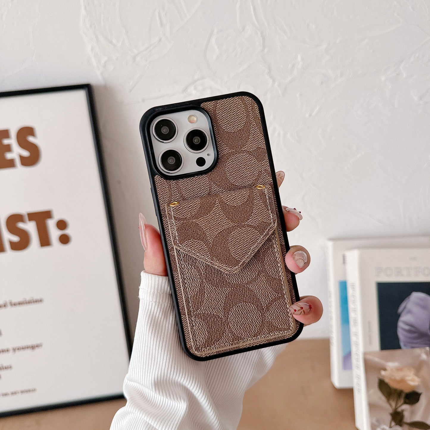 Cás iPhone Clasaiceach Le Sealbhóir Cárta Agus Solas Strap Donn -SJ240513