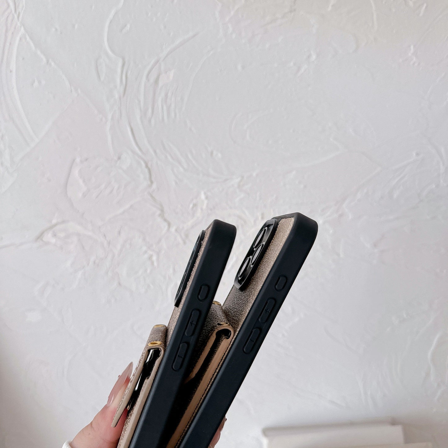 Cás iPhone Clasaiceach Le Sealbhóir Cárta Agus Solas Strap Donn -SJ240513