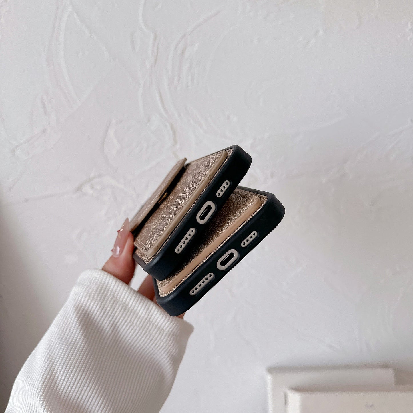 Cás iPhone Clasaiceach Le Sealbhóir Cárta Agus Solas Strap Donn -SJ240513