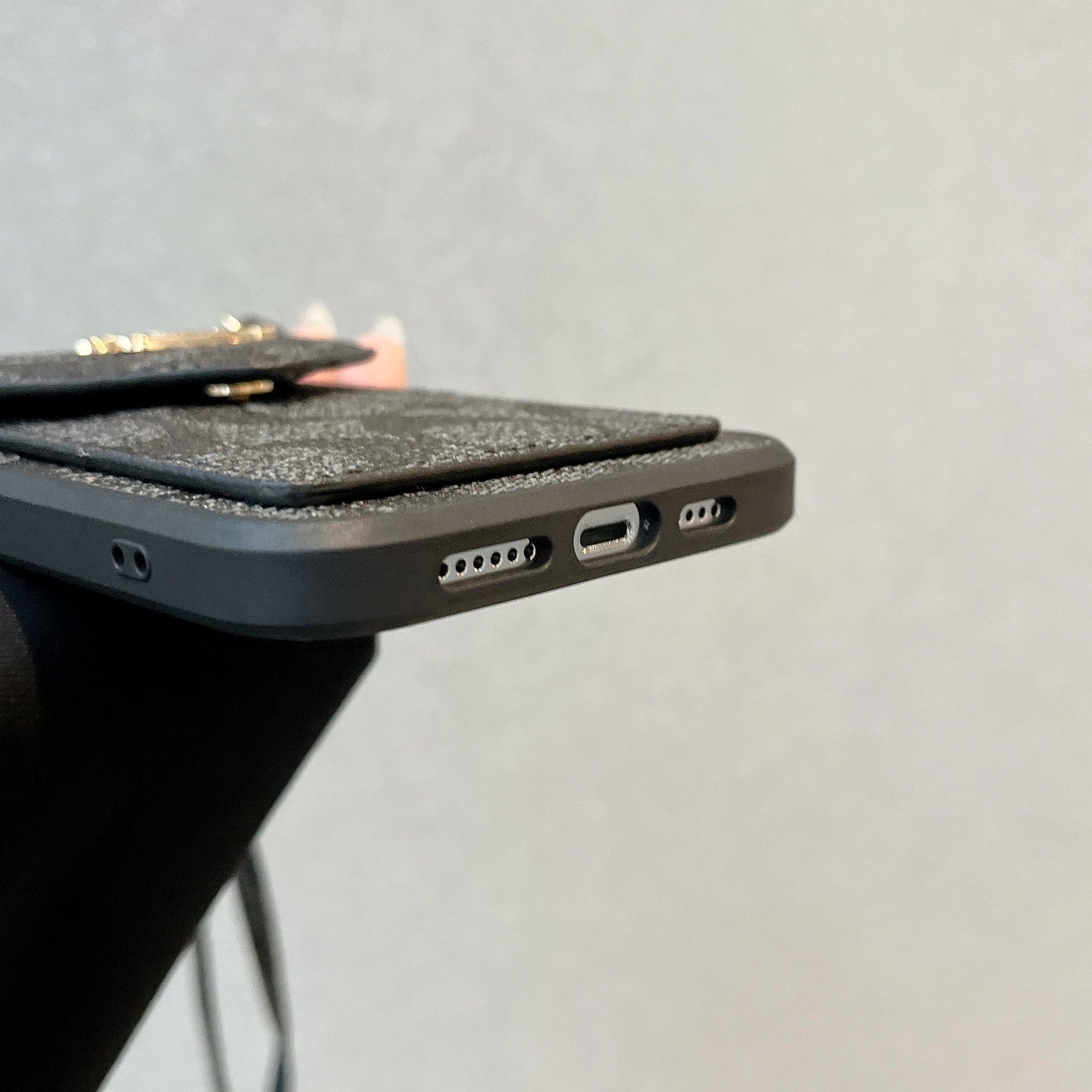 Klasszikus iPhone tok kártyatartóval és szíjjal, világos fekete - SJ240513