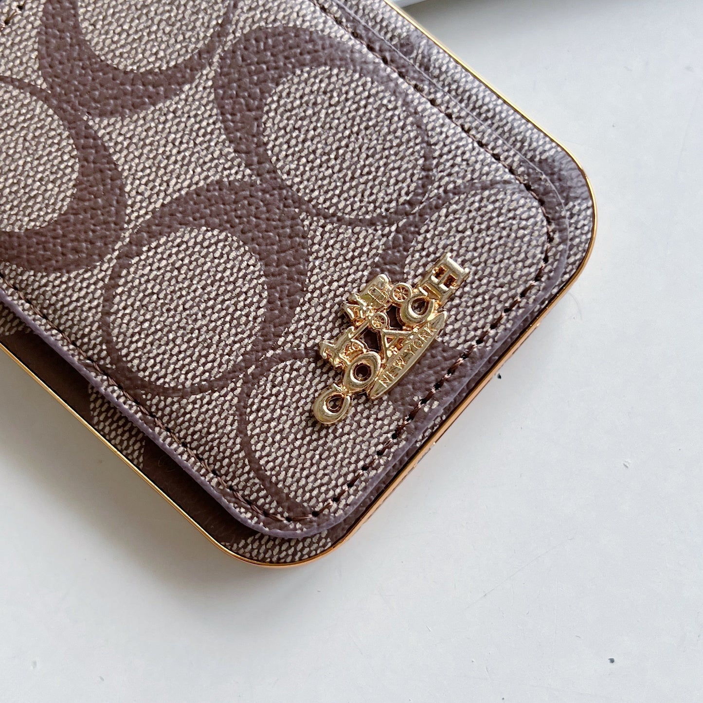 Capa clássica para iPhone com porta-cartões café -KB241651