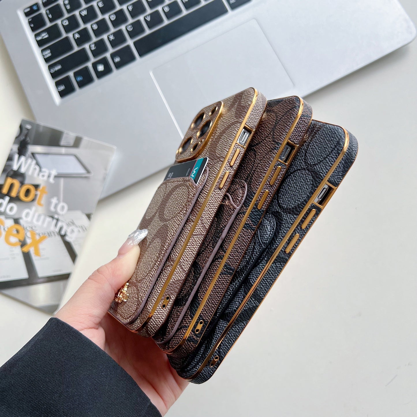 Capa clássica para iPhone com porta-cartões café -KB241651